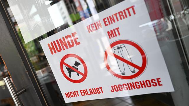 Ein Schild mit der Aufschrift „Kein Eintritt mit Jogginghose" hängt an der Tür des Pforzheimer „Art Café“