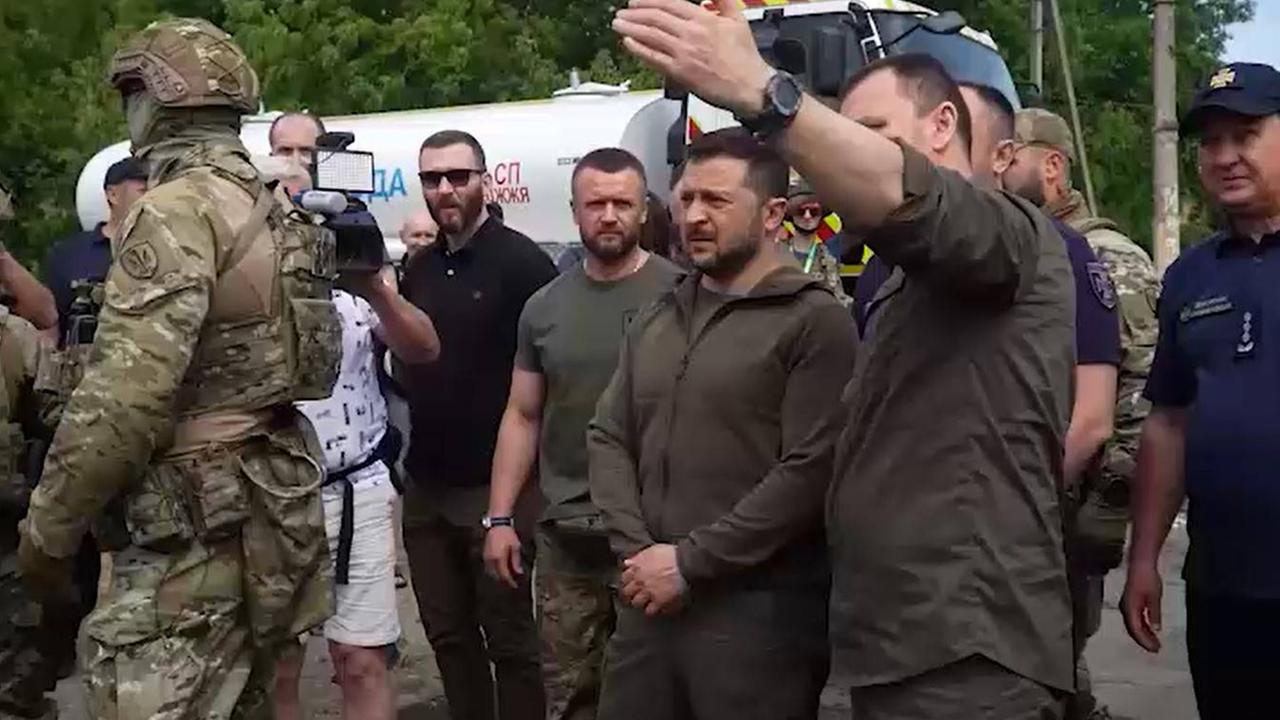 Der ukrainische Präsident Selenskyj im Flutgebiet in der Region Cherson Der ukrainische Präsident Selenskyj im Flutgebiet in der Region Cherson