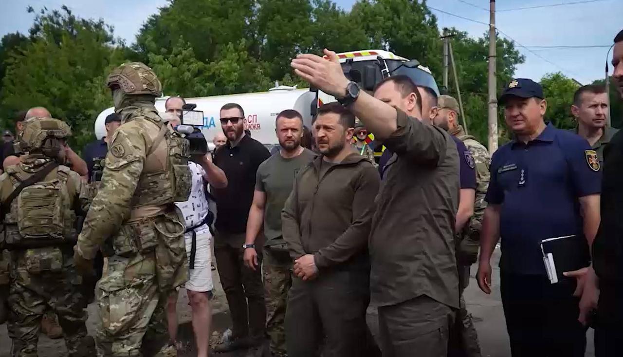 Der ukrainische Präsident Selenskyj im Flutgebiet in der Region Cherson