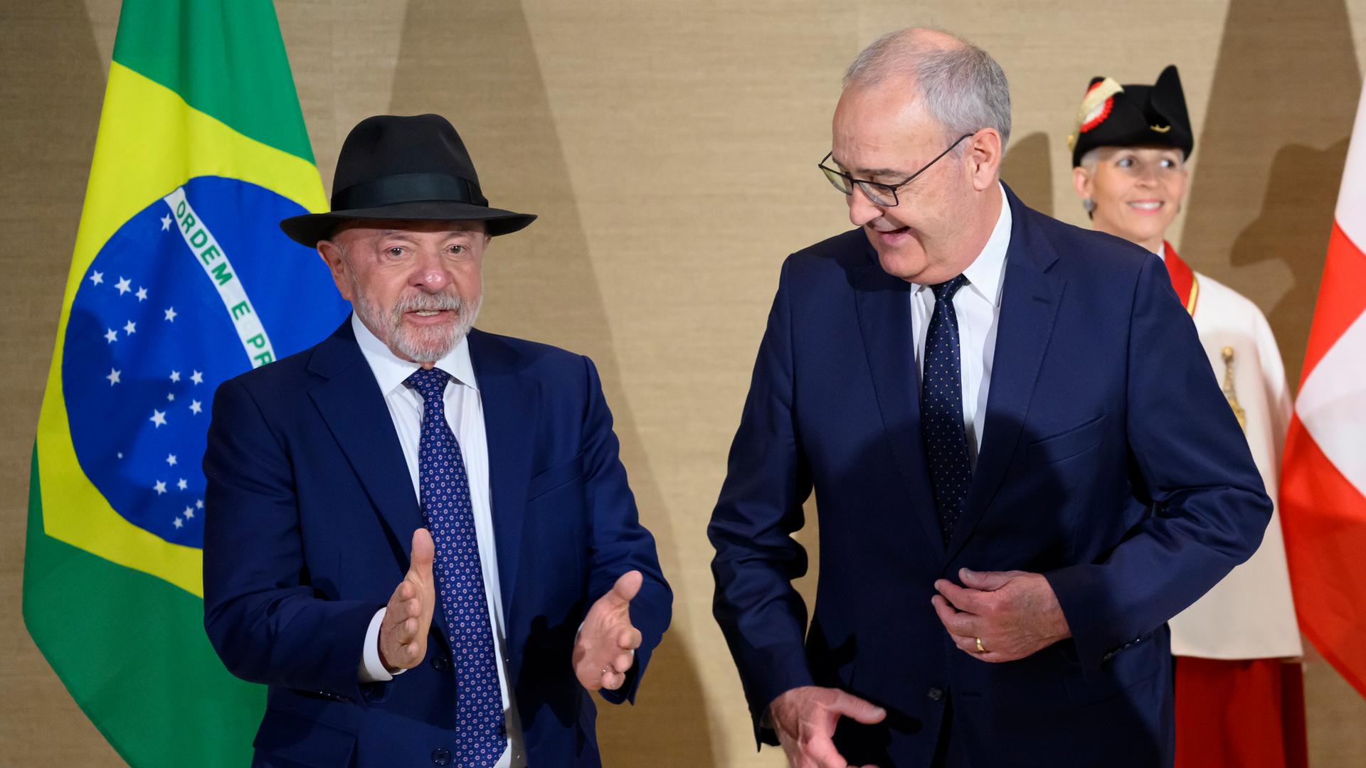 Lula da Silva klatscht in die Hände, Guy Parmelin, Bundespräsident der Schweiz, steht lächelnd daneben. Lula da Silva klatscht in die Hände, Guy Parmelin, Bundespräsident der Schweiz, steht lächelnd daneben.