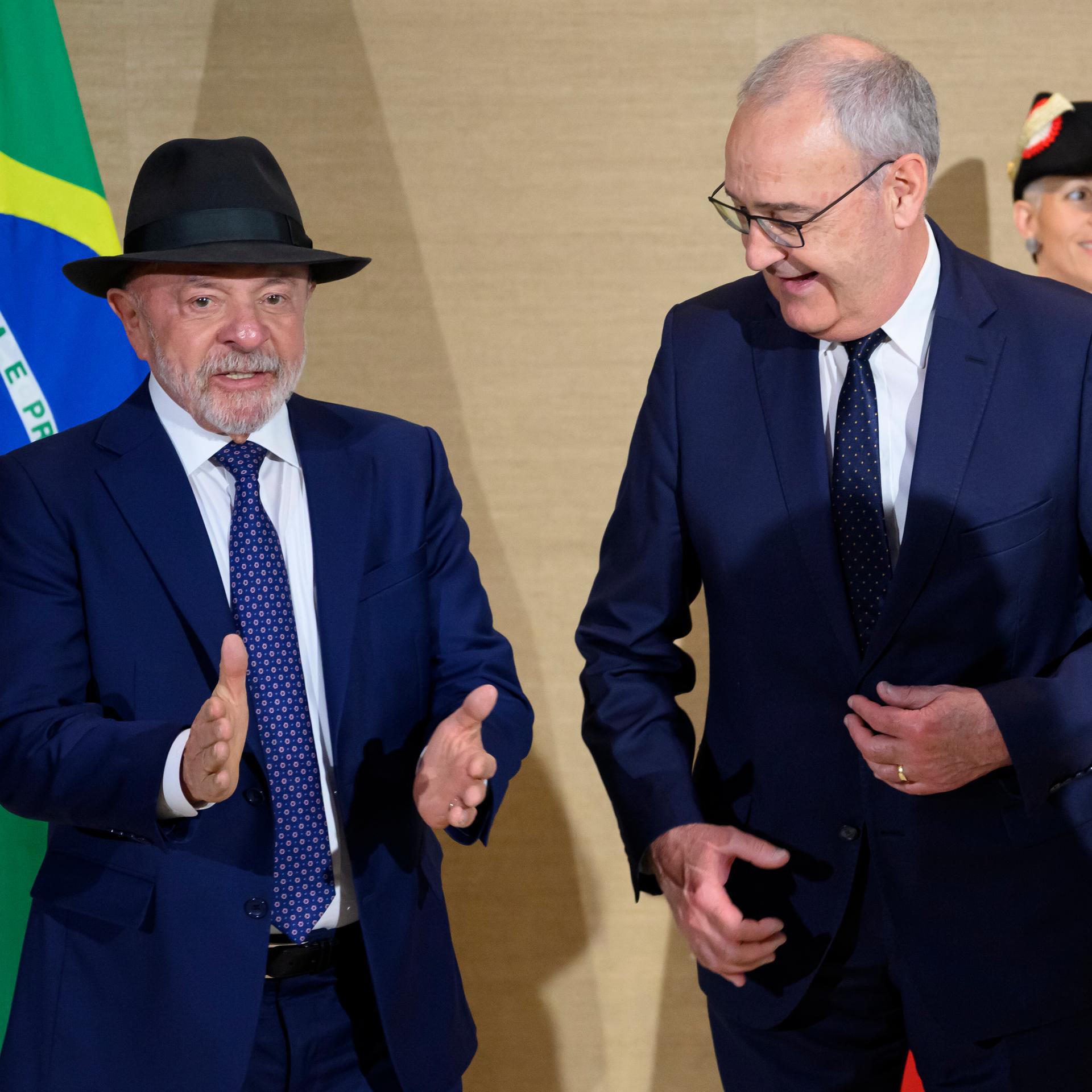 Lula da Silva klatscht in die Hände, Guy Parmelin, Bundespräsident der Schweiz, steht lächelnd daneben.