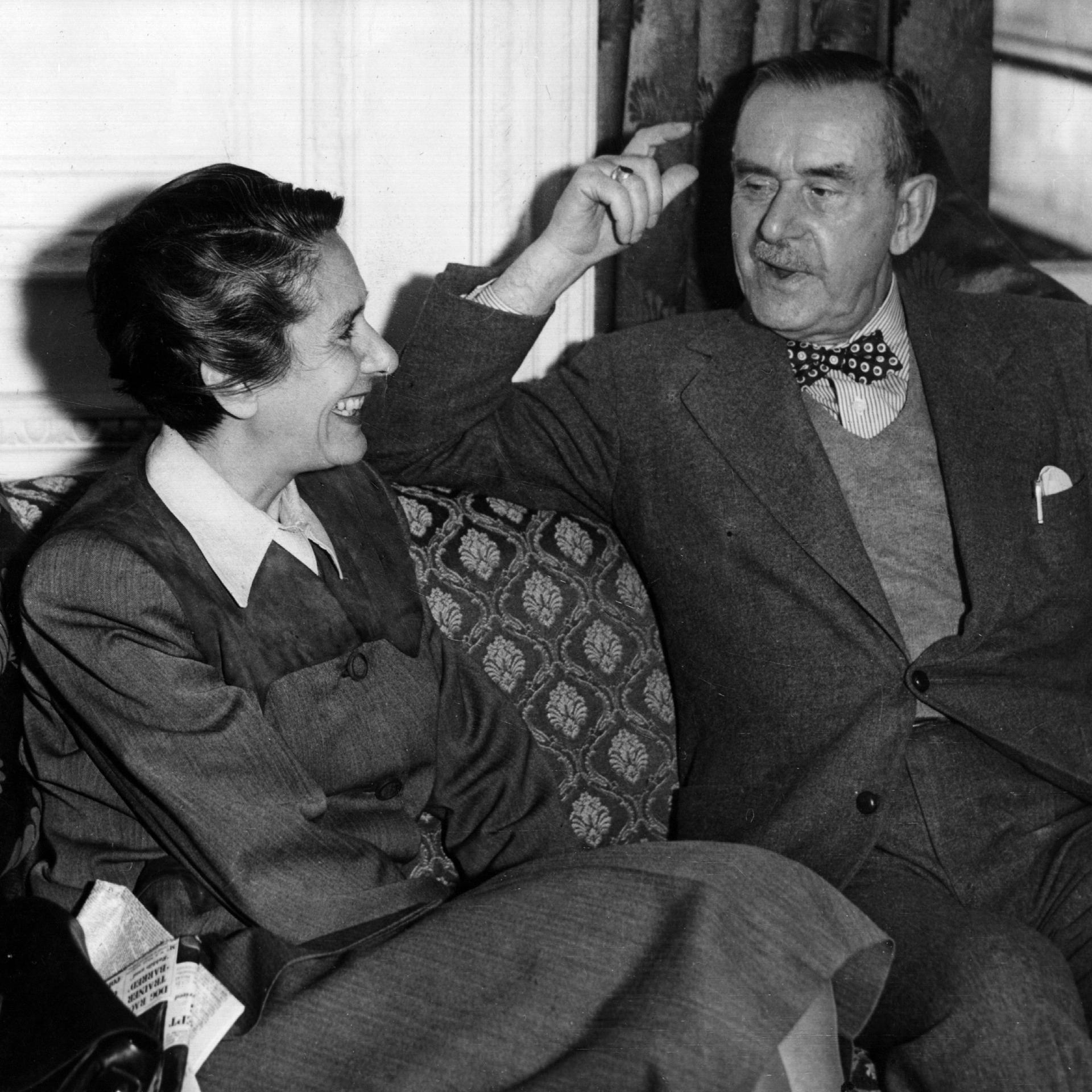 Der deutsche Schriftsteller Thomas Mann unterhält sich mit seiner ältesten Tochter Erika Mann 1947 im Savoy Hotel in London. 