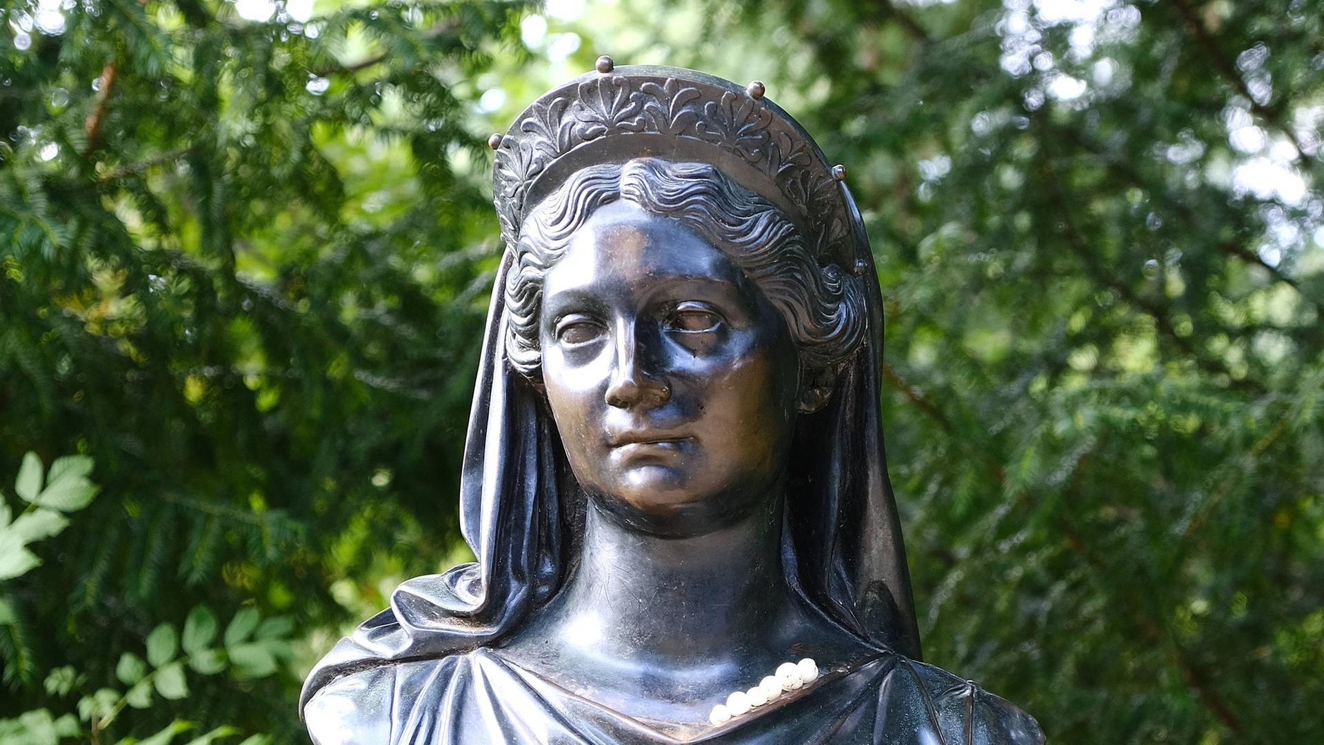 Bronzebüste von Königin Luise von Preussen im Charlottenburger Park