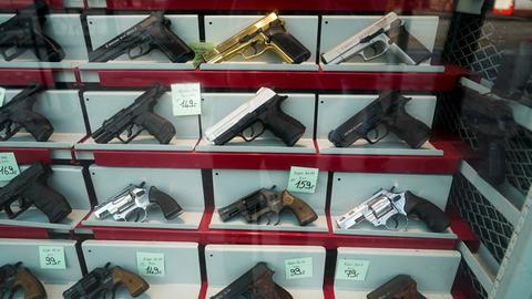  Schaufenster eines Waffengeschaefts, das Revolver, Pistolen Schreckschuss- und Signalwaffen verkauft. 