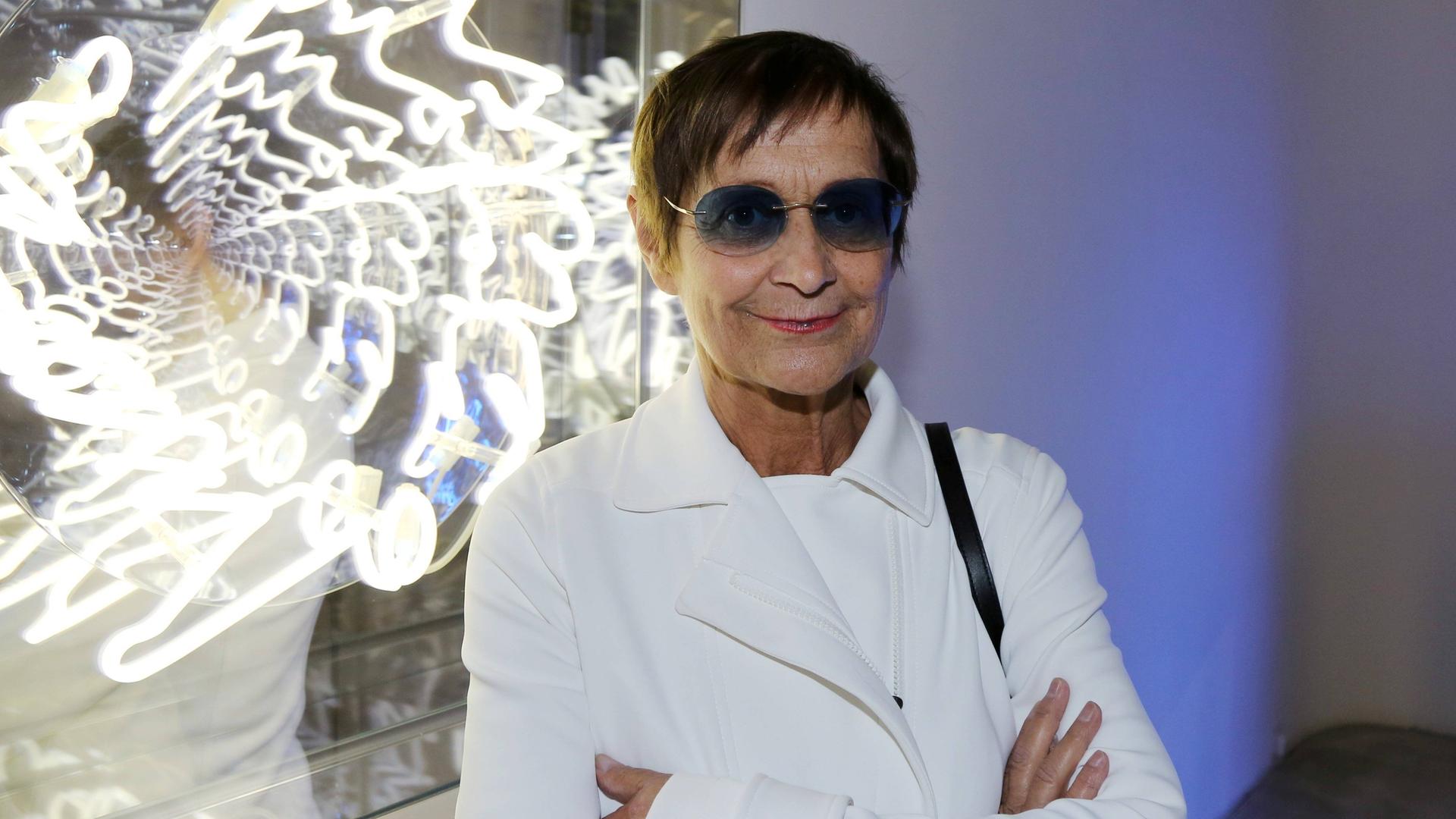 Brigitte Kowanz lächelnd vor einer ihrer Installationen. Brigitte Kowanz lächelnd vor einer ihrer Installationen.