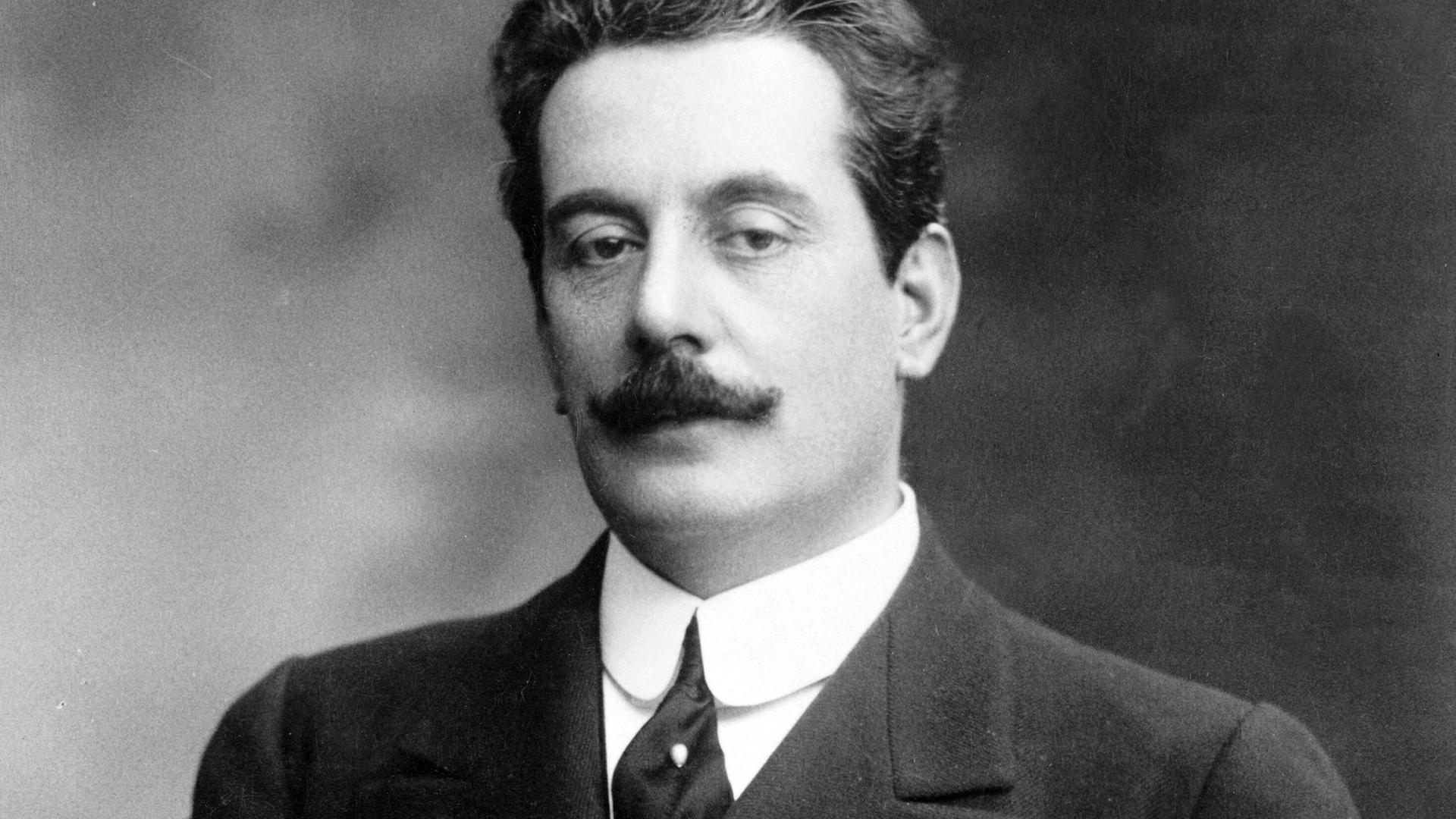 Eine alte Schwarz-Weiß-Aufnahme von Giacomo Puccini.