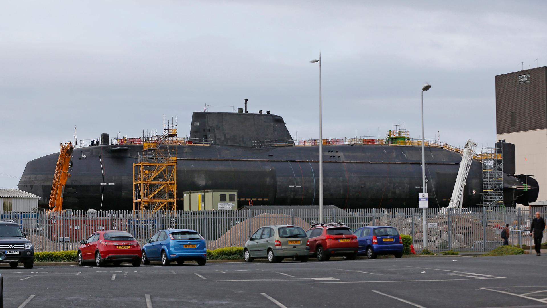 Großbritannien, Barrow In Furness: Das neugebaute vierte Astute-Klasse Atom-U-Boot "HMS Audacious" steht in Barrow In Furness (Großbritannien) vor der Bauwerft BAE Naval Systems. 