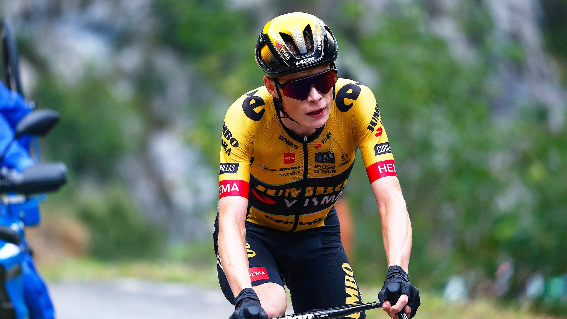 Das Foto zeigt den dänischen Radrennfahrer Jonas Vingegaard bei der 16. Etappe der Vuelta. Er trägt ein gelbes Trikot.