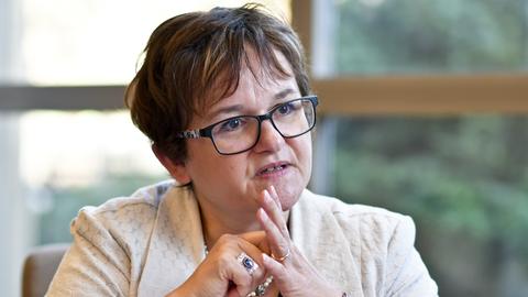 Sabine Lautenschläger gestikuliert während eines Interviews.