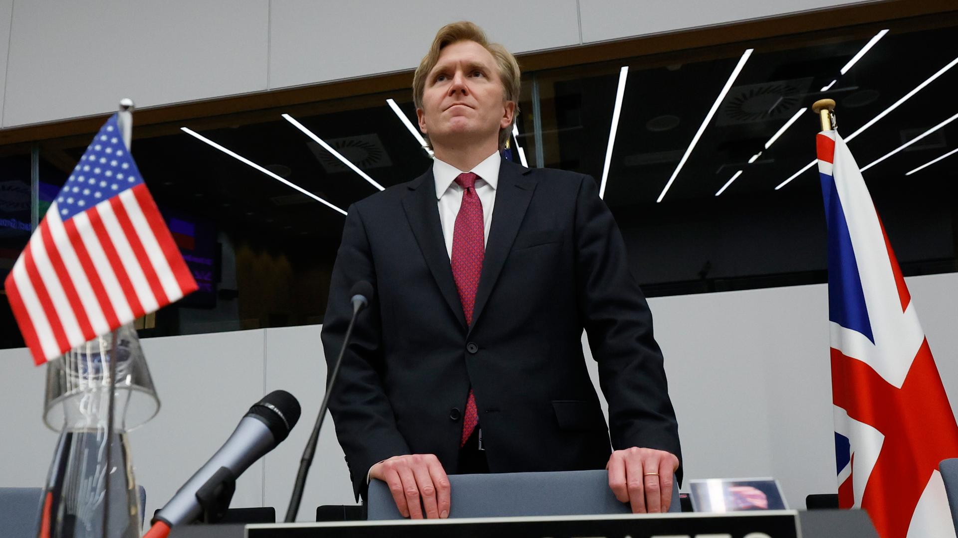 Der US-Staatssekretär Elbridge Colby wartet im Februar 2026 auf den Beginn einer Sitzung der Verteidigungskontaktgruppe für die Ukraine im Nato-Hauptquartier in Brüssel.