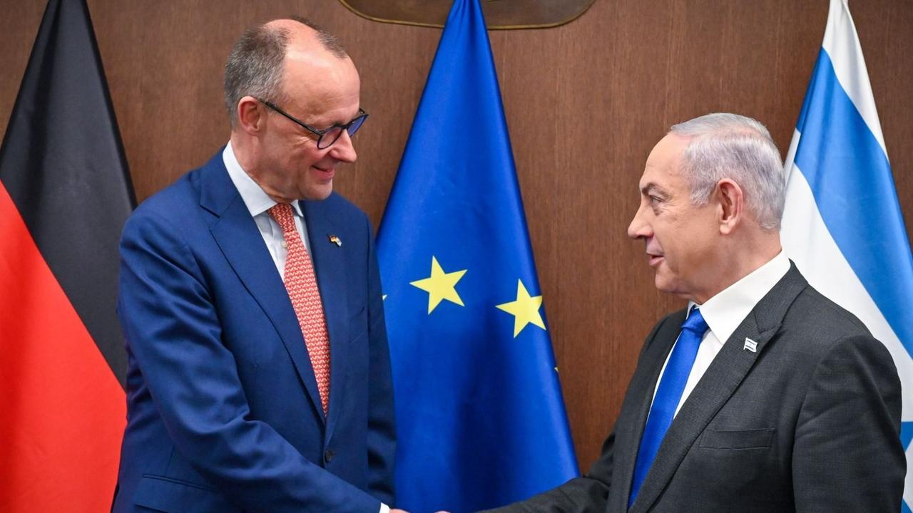 Israel, Jerusalem: Friedrich Merz (CDU,l), Unionsfraktions- und CDU-Chef, trifft während seiner Israel-Reise Benjamin Netanjahu, Ministerpräsident von Israel.