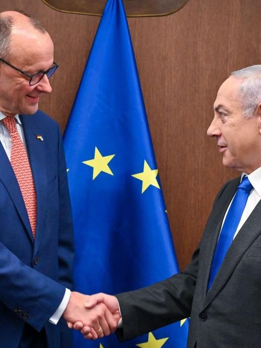 Israel, Jerusalem: Friedrich Merz (CDU,l), Unionsfraktions- und CDU-Chef, trifft während seiner Israel-Reise Benjamin Netanjahu, Ministerpräsident von Israel. 