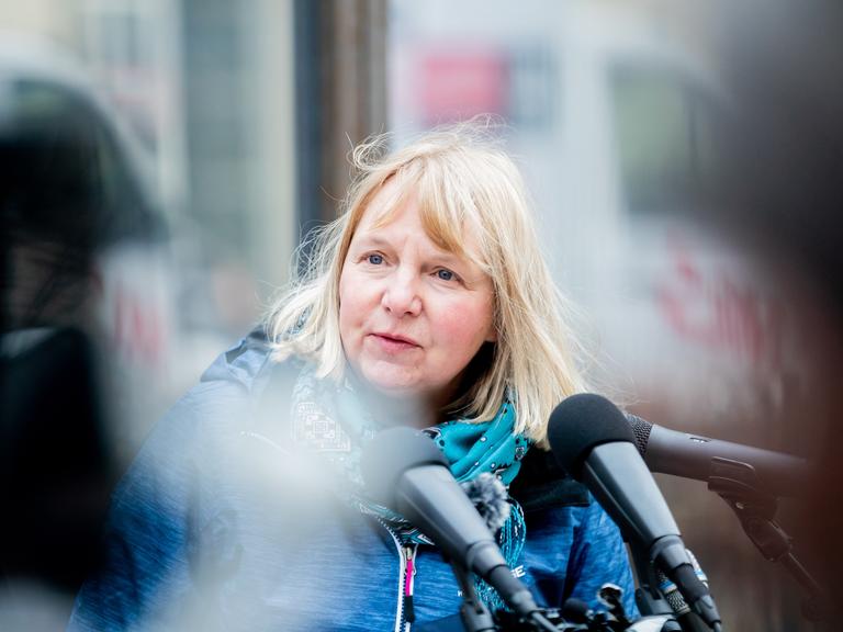 Eine blonde Frau, die Theaterregisseurin Astrid Vehstedt, spricht auf einer Pressekonferenz  im Garten des Berliner Maxim Gorki Theaters.