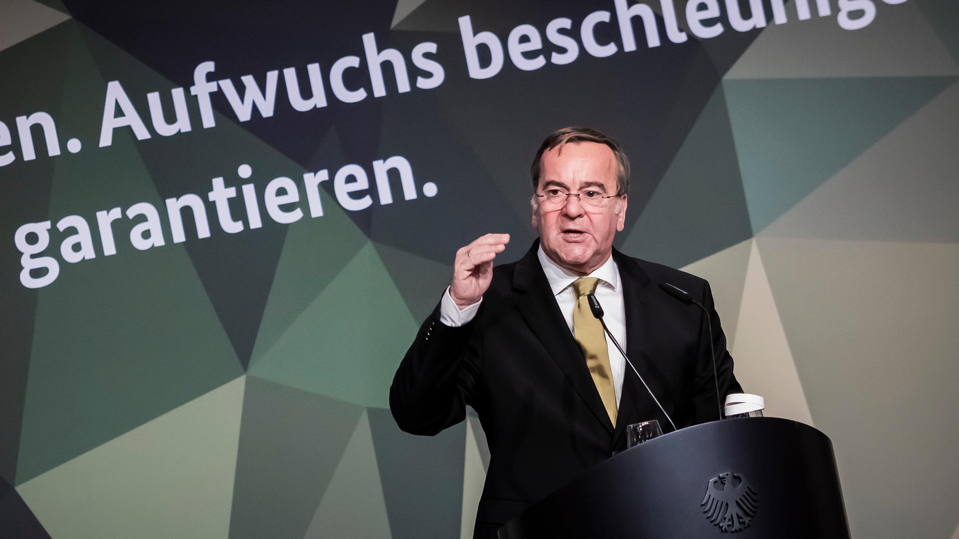 Boris Pistorius hält bei der Bundeswehrtagung 2025 die Abschlussrede. Boris Pistorius hält bei der Bundeswehrtagung 2025 die Abschlussrede.