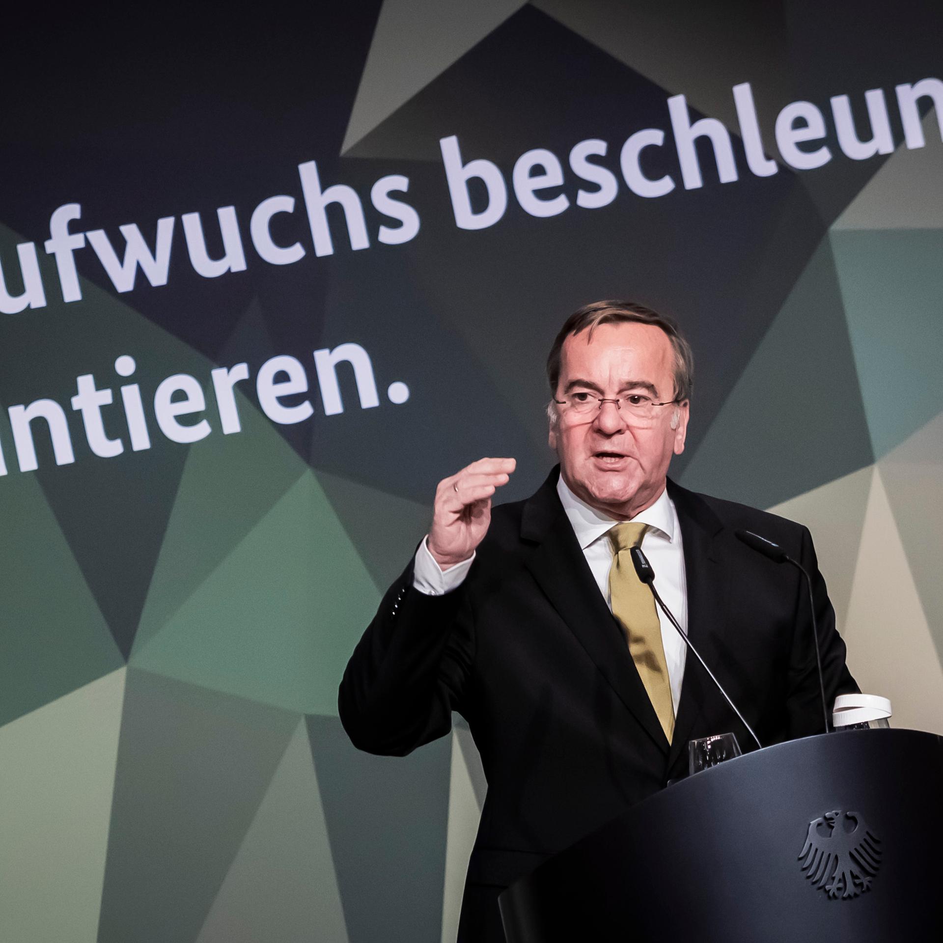 Boris Pistorius hält bei der Bundeswehrtagung 2025 die Abschlussrede. 