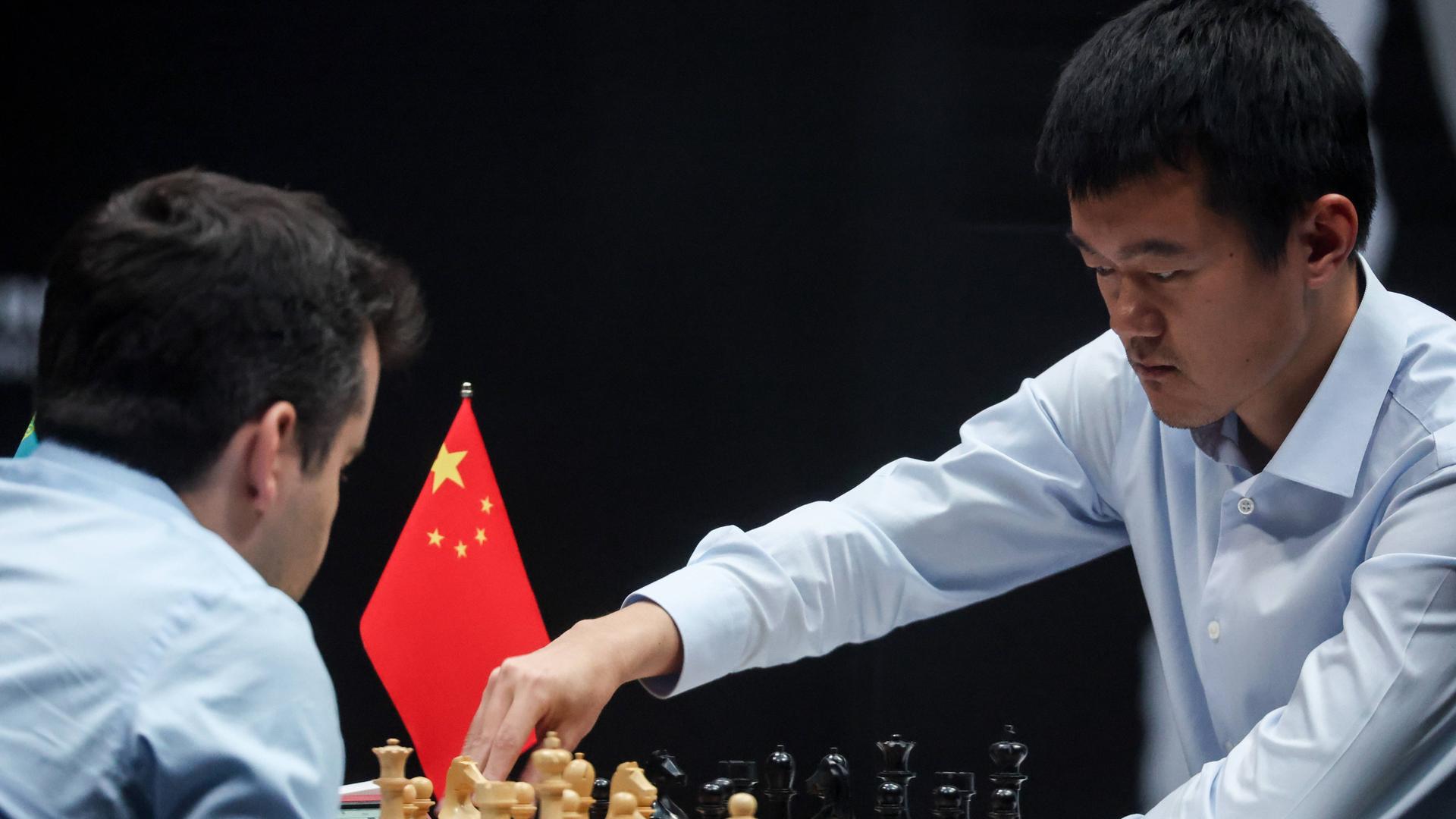Ding Liren (r.) hat sich im Duell mit dem Russen Jan Nepomnjaschtschi zum Schach-Weltmeister gekürt. Ding Liren (r.) hat sich im Duell mit dem Russen Jan Nepomnjaschtschi zum Schach-Weltmeister gekürt.