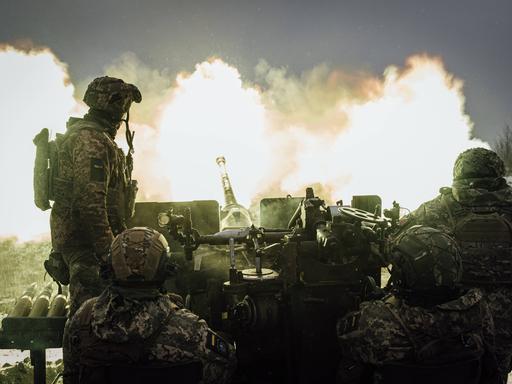Ukrainische Soldaten feuern auf russische Stellungen bei Bachmut am 4. Februar 2023