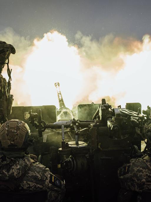 Ukrainische Soldaten feuern auf russische Stellungen bei Bachmut am 4. Februar 2023