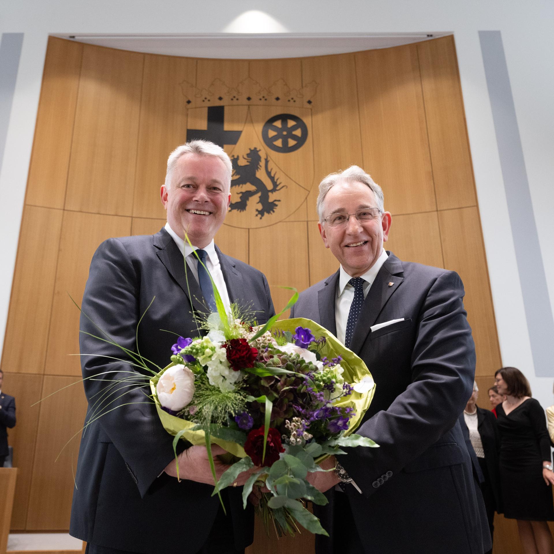 Gordon Schnieder (l, CDU), neu gewählter Ministerpräsident von Rheinland-Pfalz, steht während der Konstituierenden Sitzung des Landtags von Rheinland-Pfalz nach seiner Vereidigung neben Matthias Lammert (CDU), neuer Landtagspräsident von Rheinland-Pfalz.