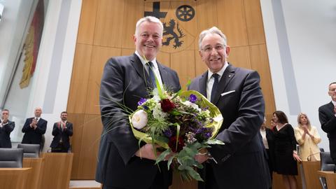 Gordon Schnieder (l, CDU), neu gewählter Ministerpräsident von Rheinland-Pfalz, steht während der konstituierenden Sitzung des Landtags neben dem neuen Parlamentspräsidenten Matthias Lammert (CDU)