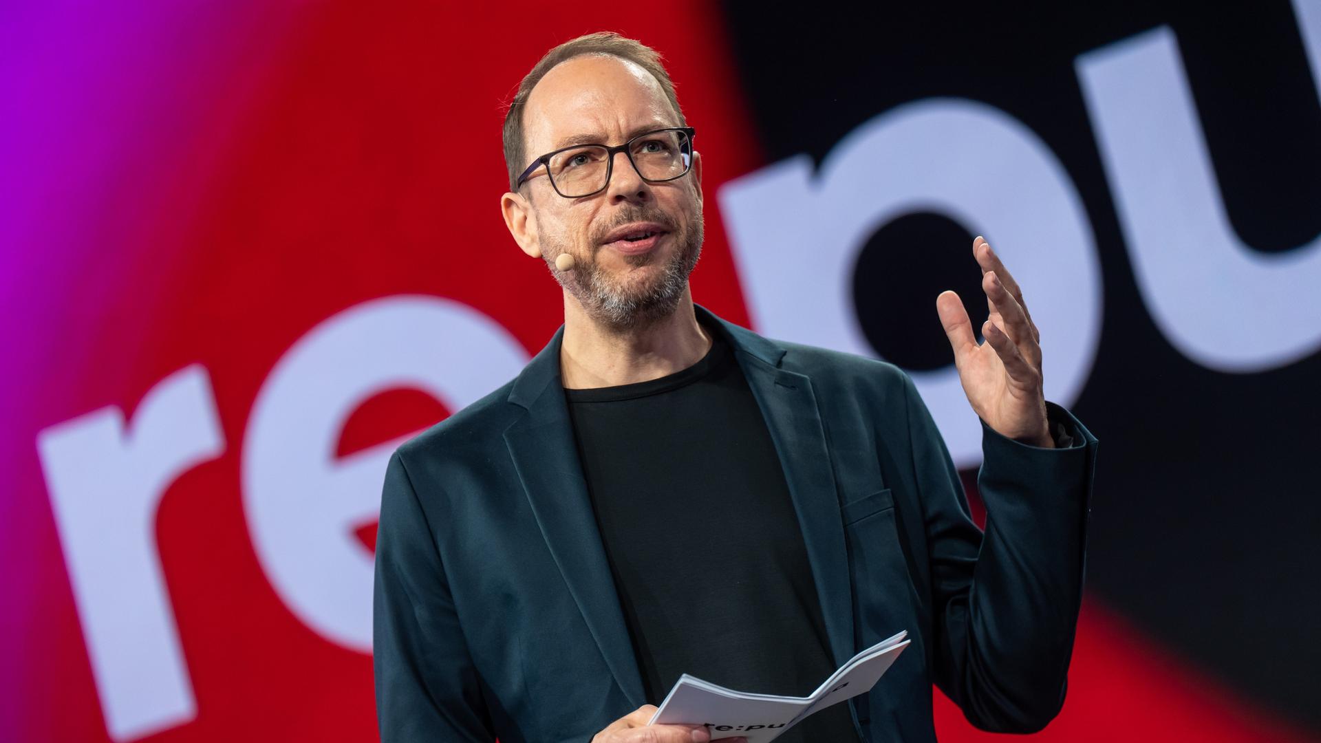 Markus Beckedahl gestikuliert, während er zur Eröffnung der Medienkonferenz Re:publica in Berlin auf dem Podium spricht. Markus Beckedahl gestikuliert, während er zur Eröffnung der Medienkonferenz Re:publica in Berlin auf dem Podium spricht.