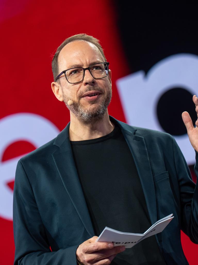 Markus Beckedahl gestikuliert, während er zur Eröffnung der Medienkonferenz Re:publica in Berlin auf dem Podium spricht.