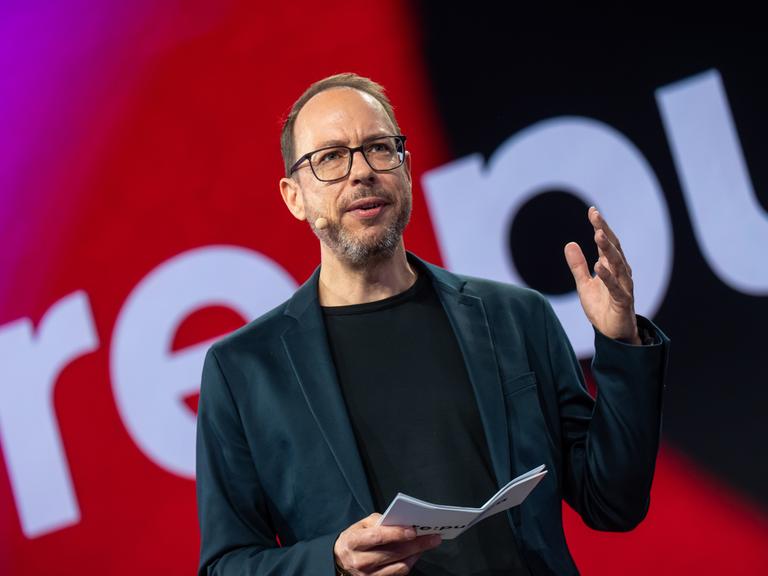 Markus Beckedahl gestikuliert, während er zur Eröffnung der Medienkonferenz Re:publica in Berlin auf dem Podium spricht.