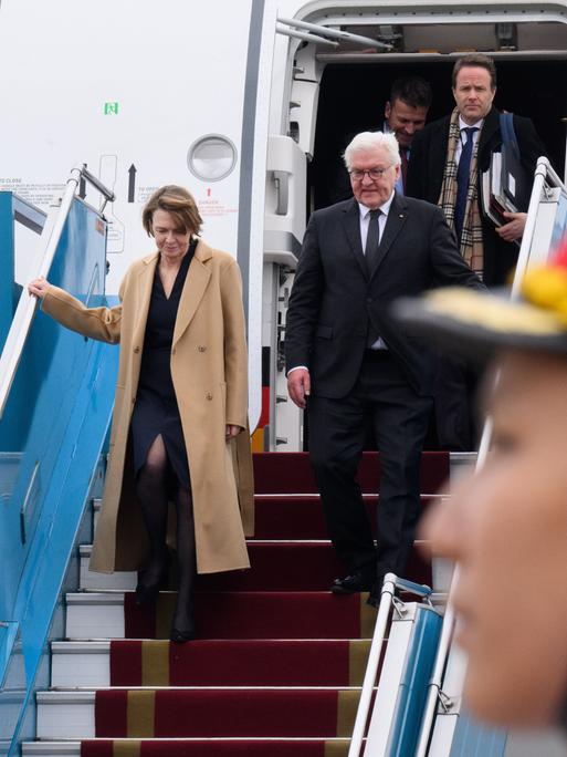 Bundespräsident Frank-Walter Steinmeier und seine Frau Elke Büdenbender kommen auf dem Internationalen Flughafen Noi Bai in Hanoi an und steigen aus dem Flugzeug.