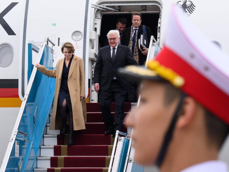 Bundespräsident Frank-Walter Steinmeier und seine Frau Elke Büdenbender kommen auf dem Internationalen Flughafen Noi Bai in Hanoi an und steigen aus dem Flugzeug.