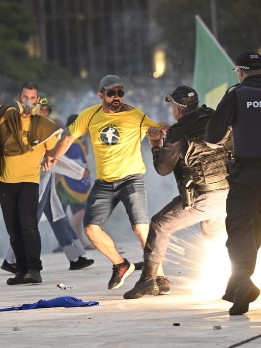 8. Januar 2023: Zusammenstoß zwischen Polizei und Bolsonaro-Anhängern im Regierungsviertel in Brasília 8. Januar 2023: Zusammenstoß zwischen Polizei und Bolsonaro-Anhängern im Regierungsviertel in Brasília