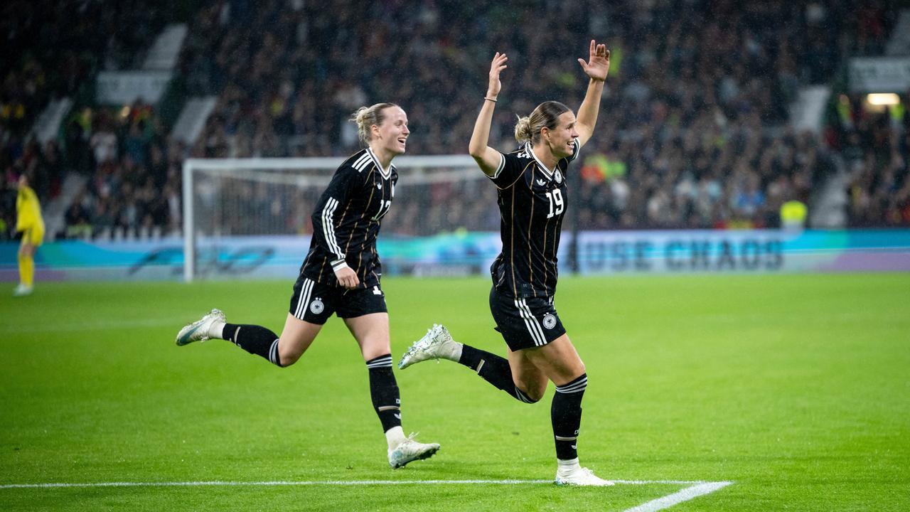 Das Bild zeigt eine Jubelszene während des Spiels. Klara Bühl läuft vornewege und streckt die Arme nach oben. Franziska Klett läuft hinter ihr her.