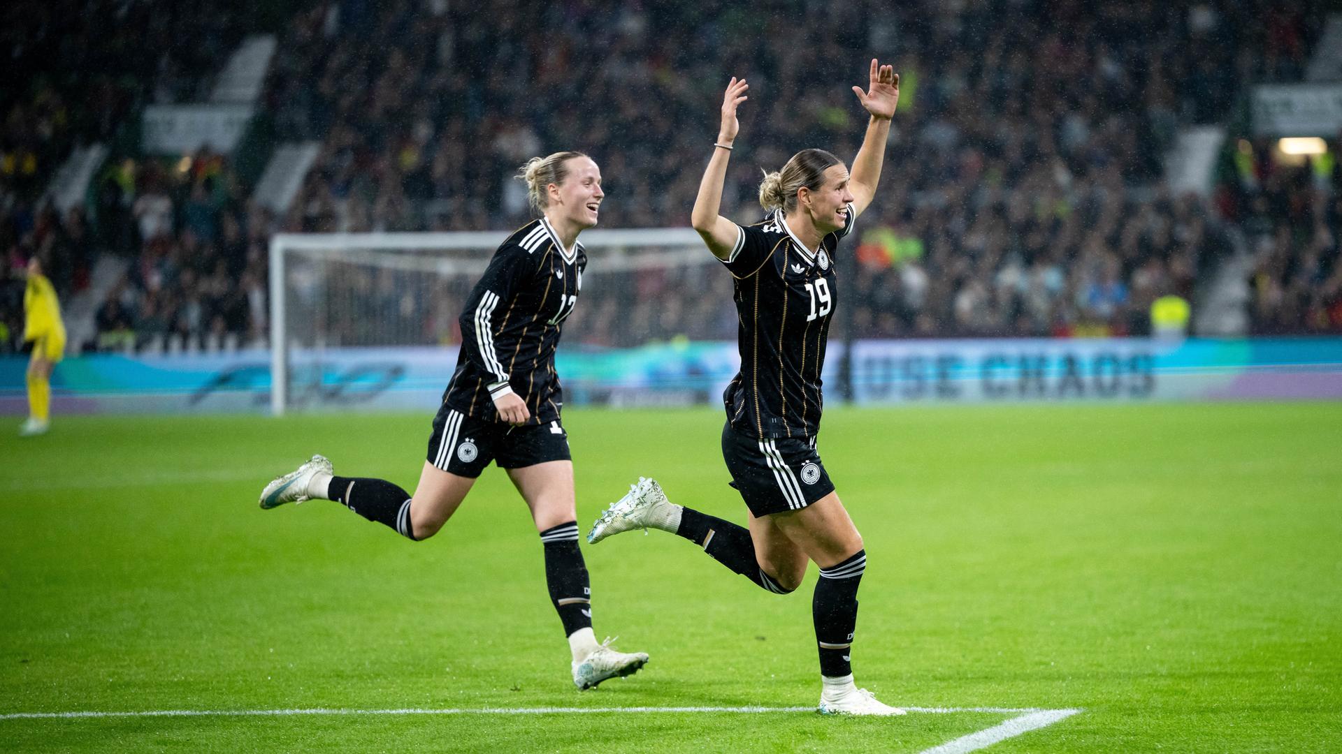 Das Bild zeigt eine Jubelszene während des Spiels. Klara Bühl läuft vornewege und streckt die Arme nach oben. Franziska Klett läuft hinter ihr her.