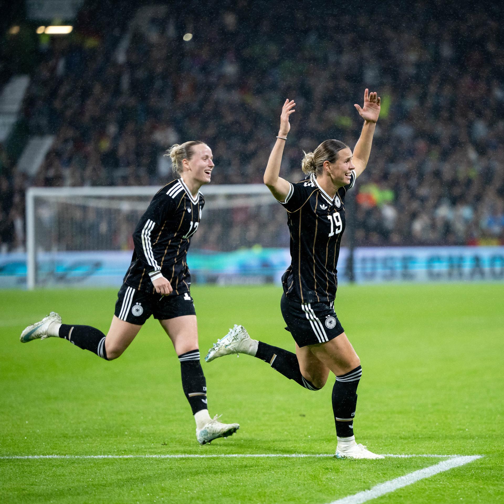 Das Bild zeigt eine Jubelszene während des Spiels. Klara Bühl läuft vornewege und streckt die Arme nach oben. Franziska Klett läuft hinter ihr her.