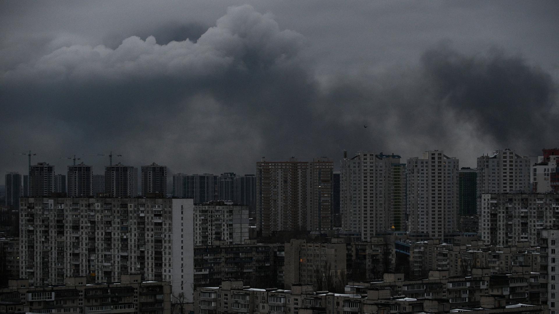 Nach den russischen Angriffen in der Nacht steigt über Wohnhäusern in der ukrainischen Hauptstadt Kiew Rauch auf. 