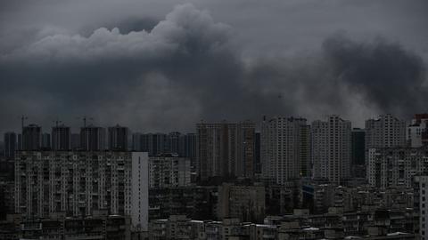 Nach den russischen Angriffen in der Nacht steigt über Wohnhäusern in der ukrainischen Hauptstadt Kiew Rauch auf. 