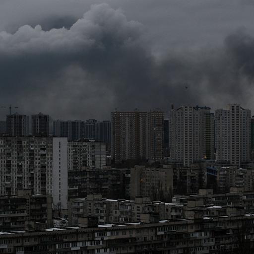 Nach den russischen Angriffen in der Nacht steigt über Wohnhäusern in der ukrainischen Hauptstadt Kiew Rauch auf. 