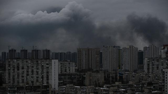 Nach den russischen Angriffen in der Nacht steigt über Wohnhäusern in der ukrainischen Hauptstadt Kiew Rauch auf. 