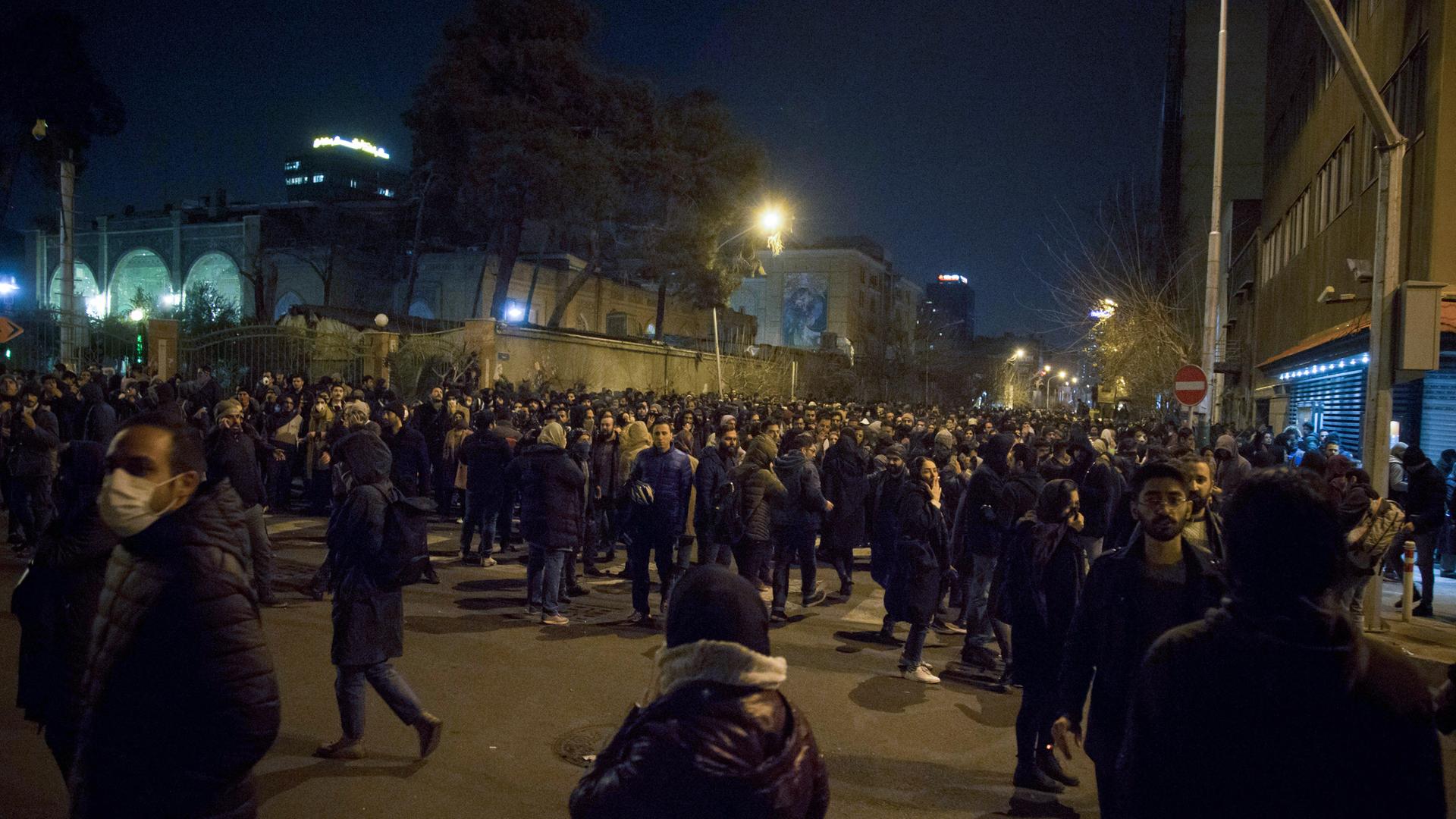 Iranische Studenten demonstrieren vor der Amirkabir Universität in Teheran.