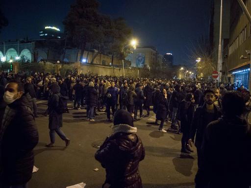Iranische Studenten demonstrieren vor der Amirkabir Universität in Teheran.