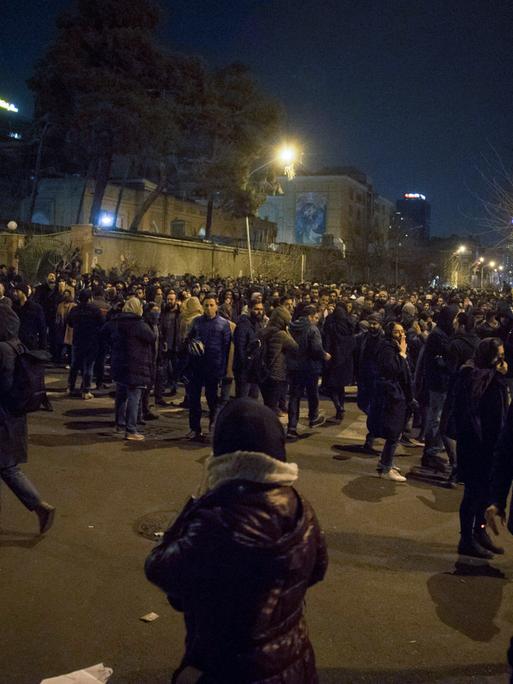 Iranische Studenten demonstrieren vor der Amirkabir Universität in Teheran.