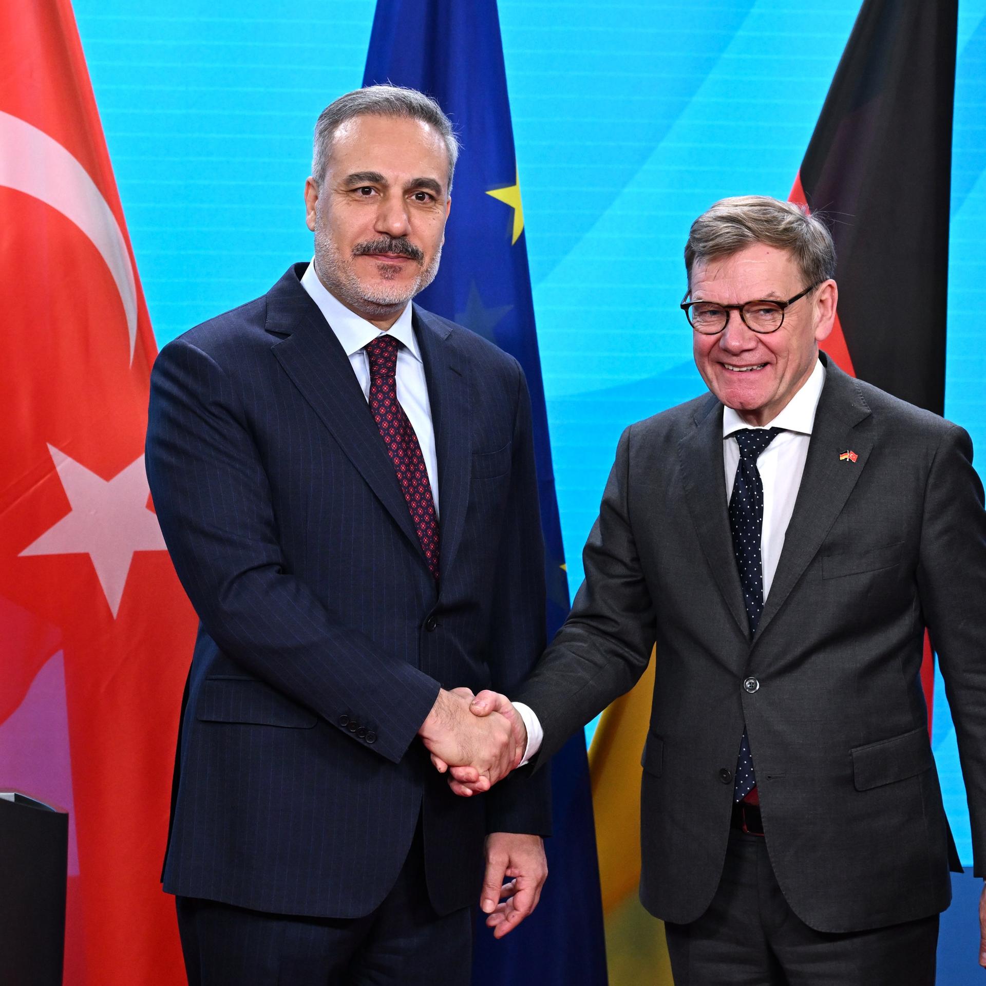 Bundesaußenminister Johann Wadephul (r, CDU) und der türkische Außenminister Hakan Fidan geben sich im Auswärtigen Amt nach der gemeinsamen Pressekonferenz die Hand.
