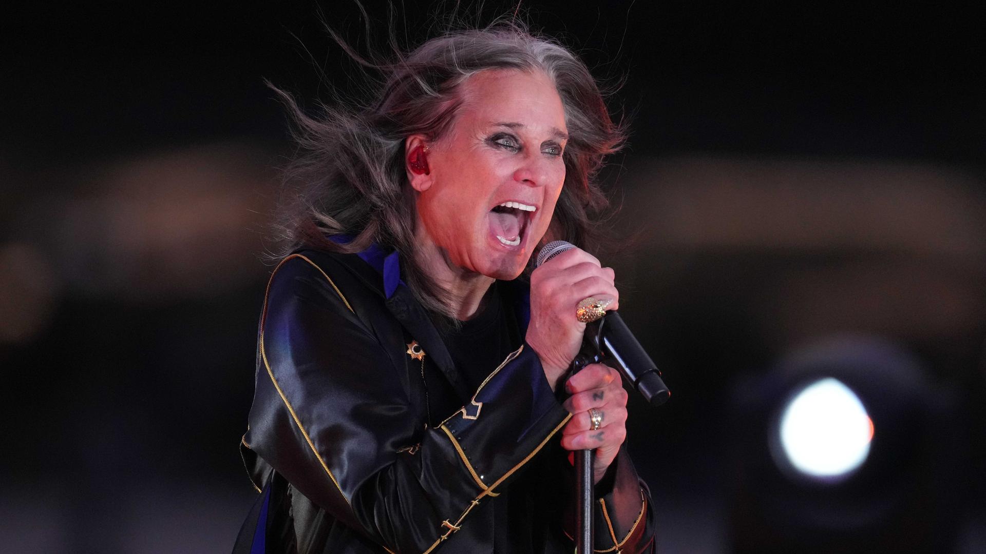 Ozzy Osbourne steht in den USA auf der Bühne und singt in ein Mikrofon.