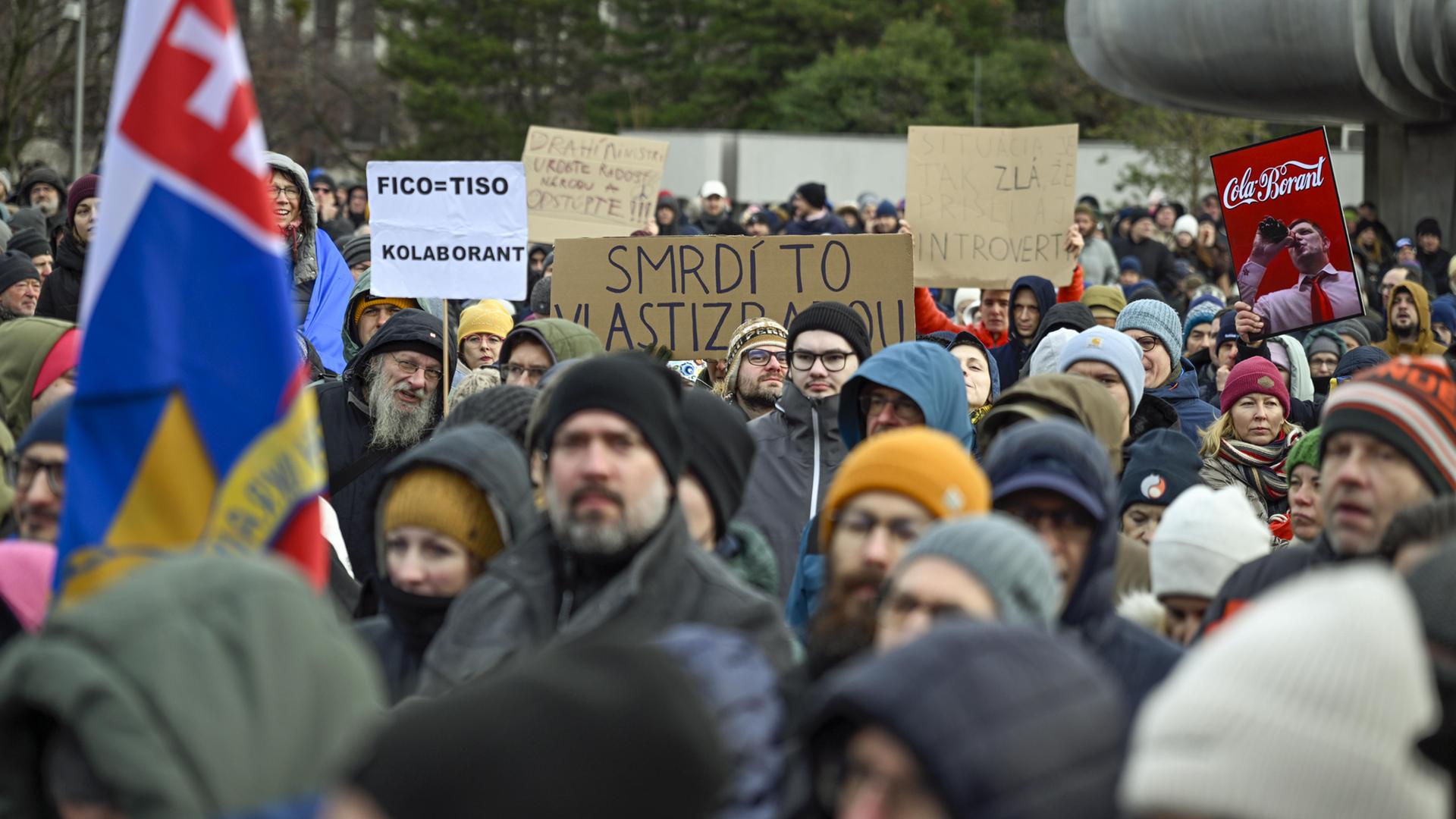 Menschen in Bratislava demonstrieren gegen Präsident Robert Fico