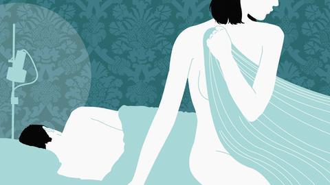 Nackte Frau sitzt auf der Kante eines Betts, in dem ein Mann schläft. 