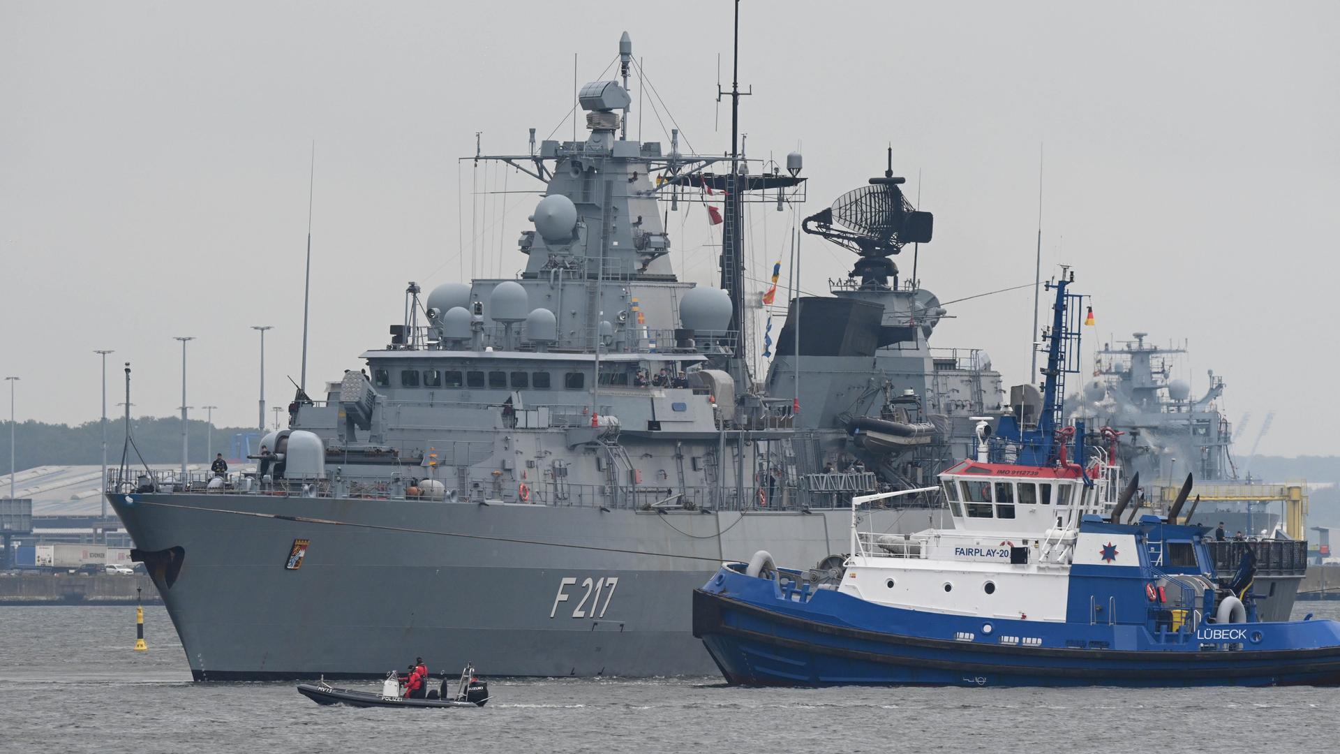 Die Fregatte „Bayern“ nimmt zum Start des Manövers Baltic Operations (BALTOPS) vom Hafen Warenmünde aus Kurs auf die Ostsee. 