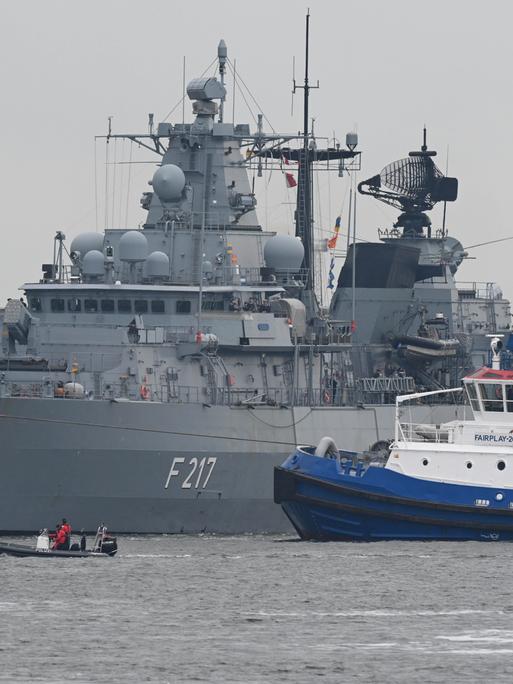 Die Fregatte „Bayern“ nimmt zum Start des Manövers Baltic Operations (BALTOPS) vom Hafen Warenmünde aus Kurs auf die Ostsee. 