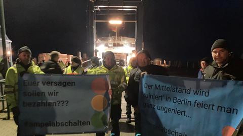 Landwirte stehen mit Plakaten mit der Aufschrift "Euer Versagen sollen wir bezahlen??? #ampelabschalten" am Fähranleger in Schleswig-Holstein. . Wütende Bauern hinderten Vizekanzler Robert Habeck (Grüne) in Schlüttsiel am Verlassen einer Fähre. 