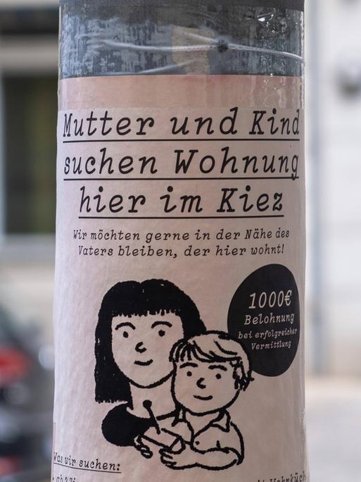 Wochnungsgesuch an einem Laternenpfahl, auf dem steht: "Mutter und Kind suchen Wohnung hier im Kiez".