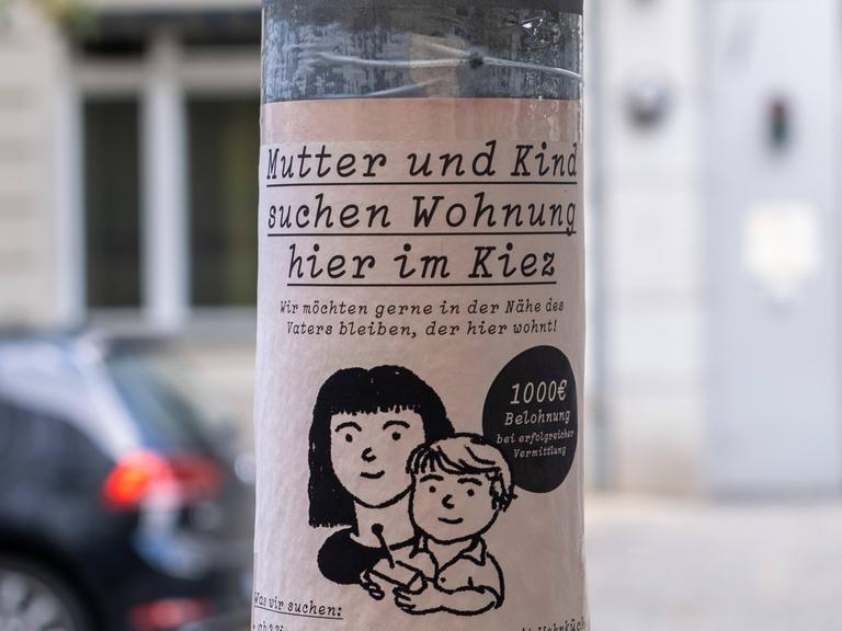 Wochnungsgesuch an einem Laternenpfahl, auf dem steht: "Mutter und Kind suchen Wohnung hier im Kiez".