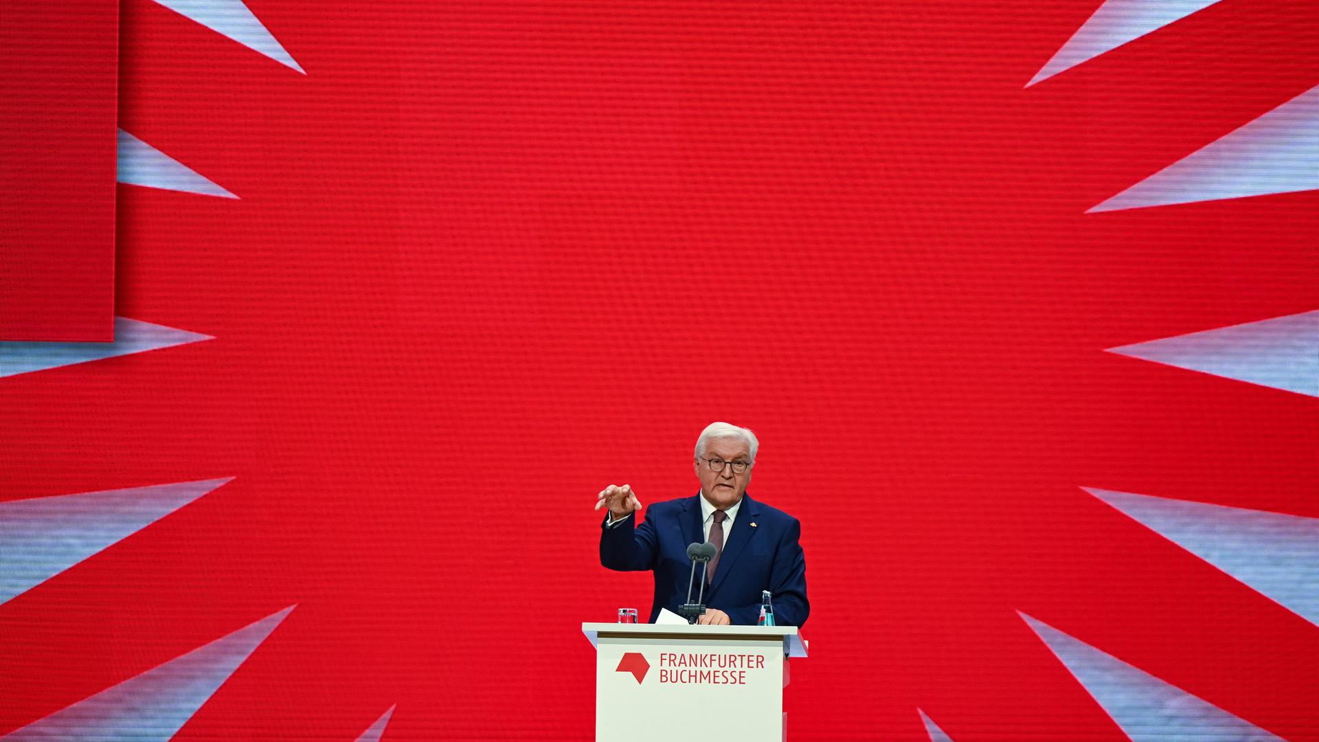 Bundespräsident Frank-Walter Steinmeier spricht während der Eröffnung der Frankfurter Buchmesse im Saal des Congress Center. Gastland der weltgrößten Bücherschau ist in diesem Jahr Spanien. Bundespräsident Frank-Walter Steinmeier spricht während der Eröffnung der Frankfurter Buchmesse im Saal des Congress Center. Gastland der weltgrößten Bücherschau ist in diesem Jahr Spanien.